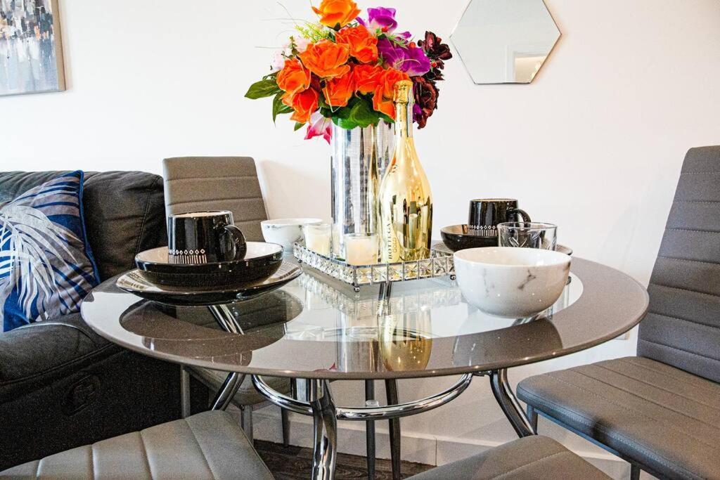 A Luxury 2 Bedroom Apartment With 2 Free Parking Chatham  Luaran gambar